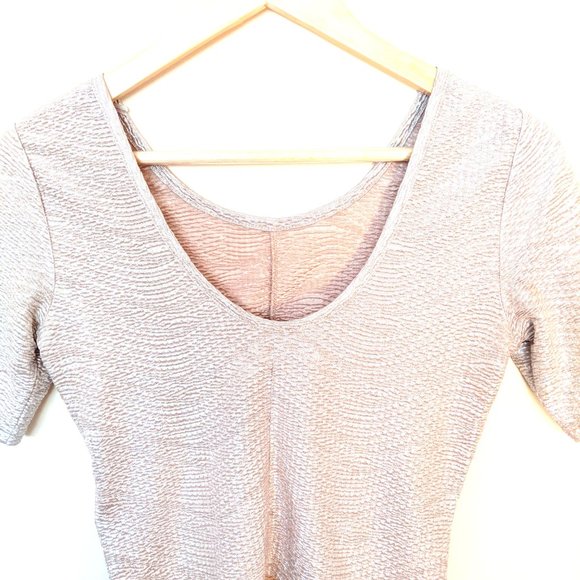 GUESS body fitting GOLD crop top with scoop back - Picture 2 of 4